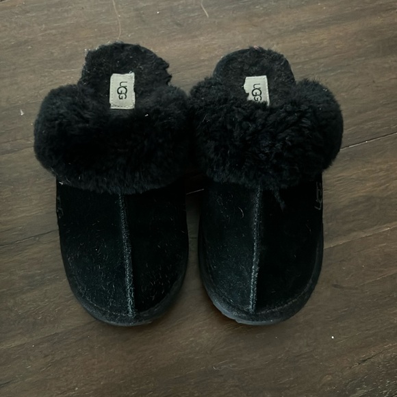 UGG Cozy Slippers - Size 3 - Black - Used condition - Picture 1 of 4